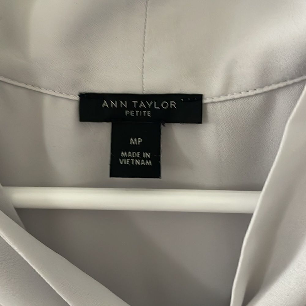 Ann Taylor Gray Bow Neck Shell - Picture 2 of 6